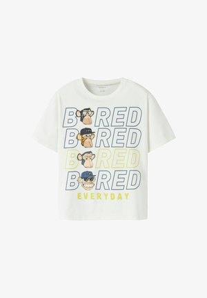 T-shirt blanc avec le mot "BORED" répété en bleu et jaune, présentant quatre visages de singes dessinés dans un style cartoon avec différentes expressions et accessoires.