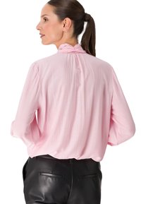 zero MIT PERLEN - Blouse - almond blossom