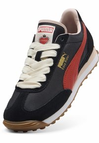 Czarne sneakersy z czerwonymi i białymi akcentami, wykonane ze zamszu i nylonu, okrągły czubek, teksturowana podeszwa i wyraźna naszywka z logo na języku.