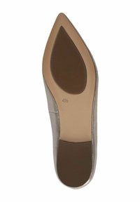 Scarpa con tacco alto e punta affilata in materiale sintetico argentato. Presenta una superficie superiore liscia e una suola in gomma texturizzata con una forma affusolata.