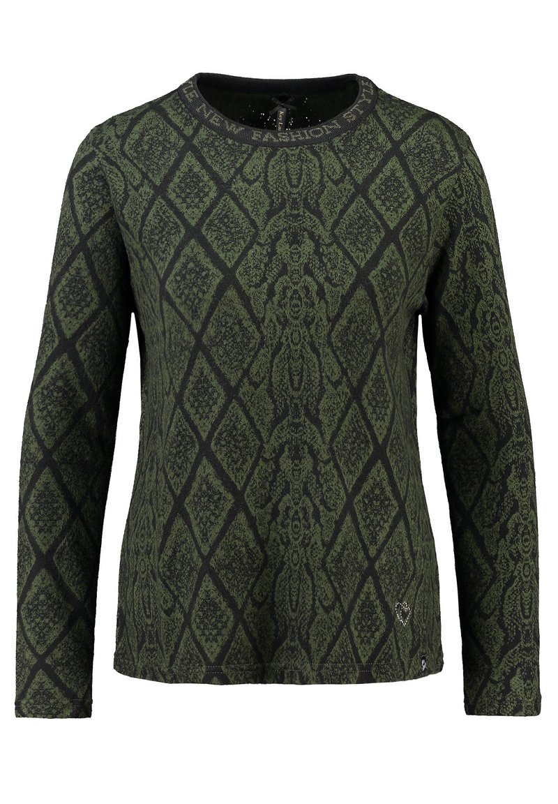 Langärmliger grüner Pullover mit einem Rautenmuster, strukturiertem Stoff, rundem schwarzen Ausschnitt und einem kleinen Herzelement near dem Saum.