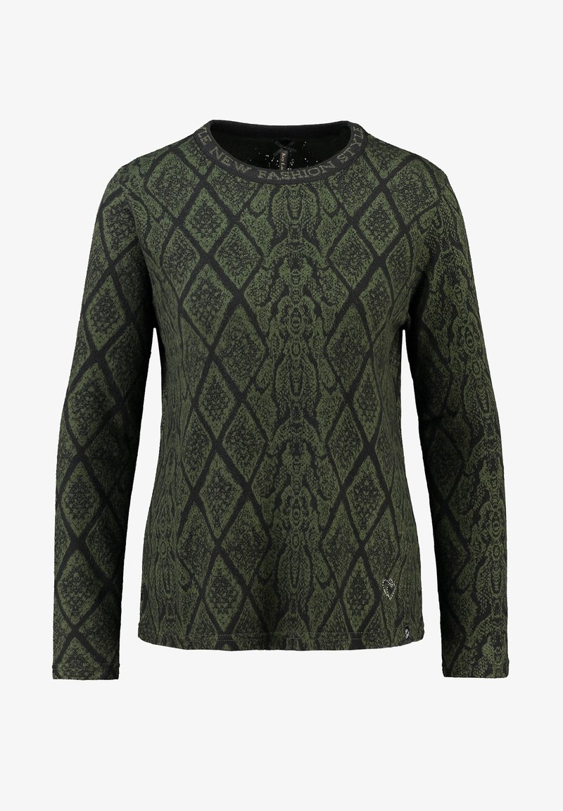 Grön långärmad tröja med diamantmönster, strukturerad tyg, rund svart halsringning och en liten hjärtdekoration nära fållen.