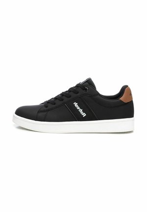 Zapatillas negras con parte superior sintética suave, suela de goma blanca, cordones negros y un acento marrón en el talón. Presenta el logotipo en el costado.
