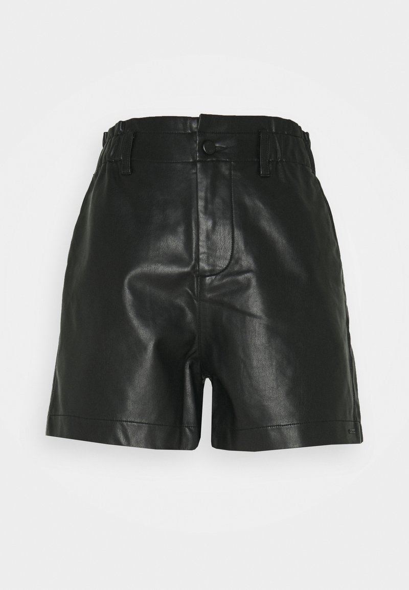 Shorts noirs en simili cuir taille haute avec bouton sur le devant, passants de ceinture et ourlet cousu, présentés à plat sur fond blanc.