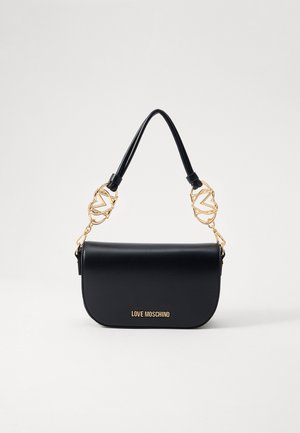Sort imiteret læder håndtaske med en rund form, der har en guld kæde og læderrem, samt prægede "LOVE MOSCHINO" logo foran.