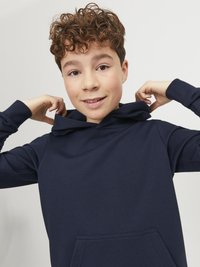 Sweatshirt con cappuccio color blu navy, dotato di tasca frontale e polsini a coste, realizzato in tessuto morbido, con una vestibilità rilassata e cappuccio regolabile con cordino.