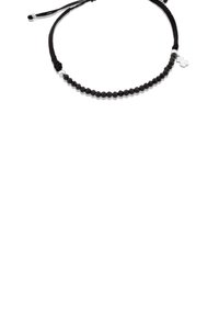 Pulsera ajustable negra con cuentas mate en un diseño facetado, con un charm de plata y cierre de nudo deslizante.