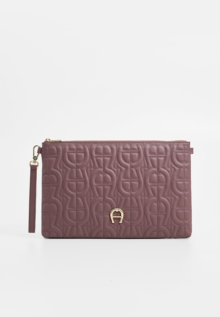 Wielobarwna, pikowana torba z fioletowej skóry z gold-tonem okuciem, zamkiem błyskawicznym i paskiem na nadgarstek. Posiada wytłaczany wzór i detal z logo na przedniej stronie.