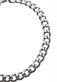 Metal halskjede med stort, sammenflettet linkkjede-design i en skinnende, polert finish i mørke nyanser. Glatt tekstur uten utsmykninger.