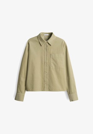 Camicia a maniche lunghe verde oliva chiaro con colletto a punta e una tasca sul petto, su sfondo bianco.