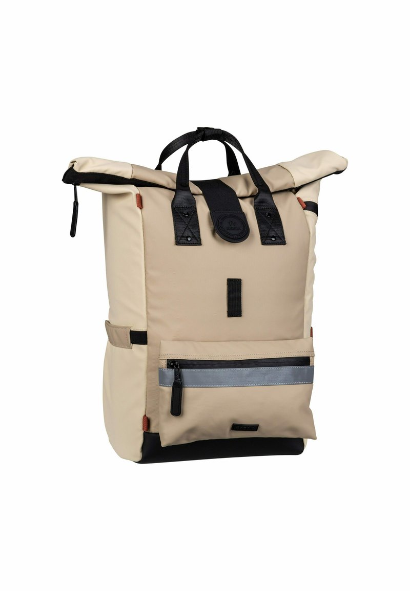 Beige roll-top rugzak gemaakt van duurzame stof, voorzien van zwarte accenten, een voorste ritszak en een reflecterende streep. Verstelbare schouderbanden.
