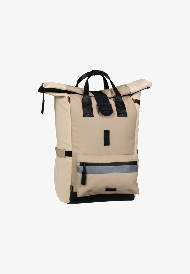 Beige roll-top rugzak gemaakt van duurzame stof, voorzien van zwarte accenten, een voorste ritszak en een reflecterende streep. Verstelbare schouderbanden.
