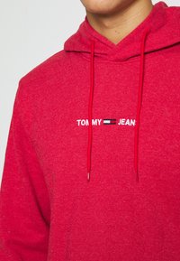 Tommy Jeans STRAIGHT LOGO - Jersey con capucha - deep crimson