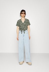 Vero Moda Petite VMEASY  - Blusa - laurel wreath