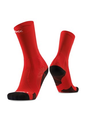 Rode sportieve crew-sokken met zwarte versterkte tenen en hielen, met branding nabij de boord en dempingsdetails.