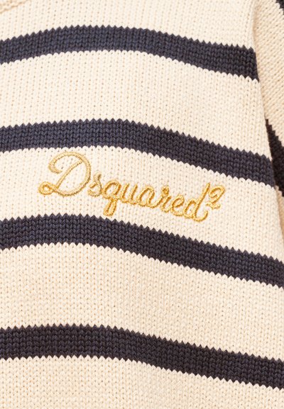 Pull en tricot crème avec des rayures bleu marine. Présente une broderie dorée "Dsquared2". Le tissu texturé offre une apparence douce et chaude.