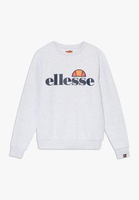 Hellgrau Sweatshirt mit langen Ärmeln und navyfarbenem "ellesse"-Logo sowie orangefarbenem Halbbogen-Grafik in der Mitte der Brust.
