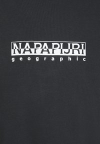 Tissu NOIR avec logo texte stylisé blanc "NAPAPIJRI" au-dessus d'un texte plus petit en minuscules "geographic" centré sur la surface.
