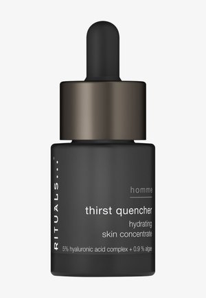 Flacon noir avec compte-gouttes étiqueté « Rituals homme thirst quencher hydrating skin concentrate » avec 5 % de complexe d’acide hyaluronique et 0,9 % d’algues.
