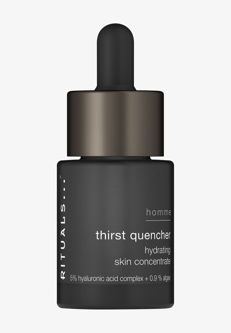 Botella gotero negra etiquetada como "Rituals homme thirst quencher hydrating skin concentrate" con complejo de ácido hialurónico al 5 % y algas al 0,9 %.