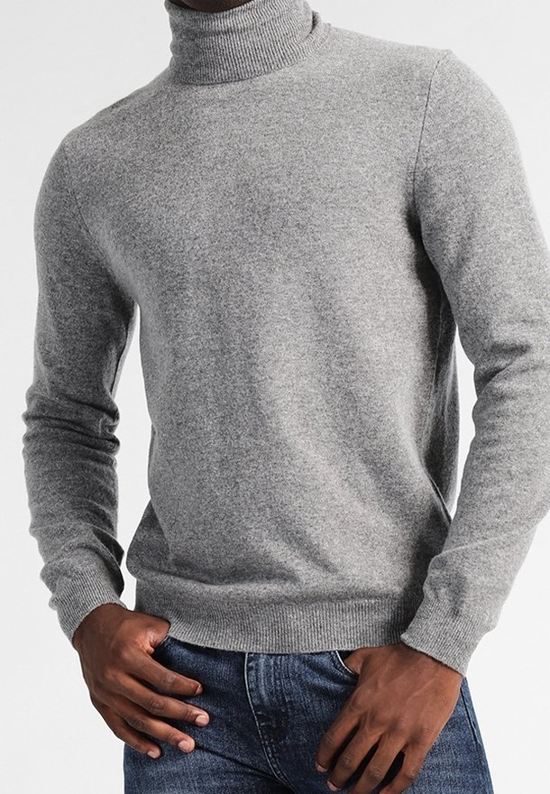 Maglione girocollo grigio a maglia con colletto e polsini a coste, realizzato in un tessuto morbido e testurizzato, con un design aderente e maniche lunghe.