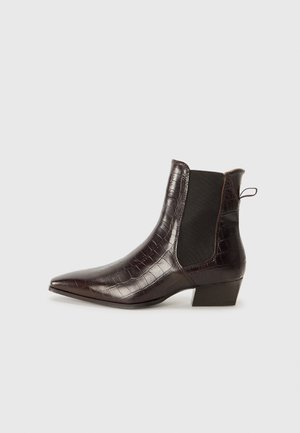 Bottes de cheville en cuir d'alligator embossé marron avec un bout pointu, des panneaux latéraux en élastique et un petit talon carré. Texture lisse, design élégant.