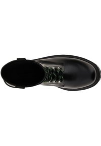 Bottines en cuir noir avec des lacets verts, des œillets blancs et une semelle en caoutchouc plate. Texture lisse avec un design à bout rond.