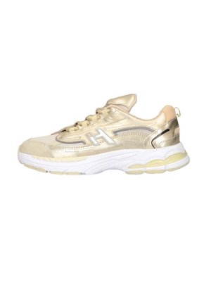 Chaussure de course beige et or métallique avec semelle épaisse blanche et design à lacets, vue de côté sur fond blanc.
