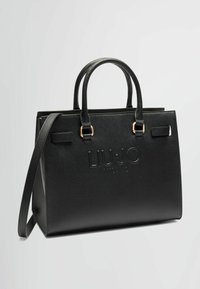 Borsa nera con un design strutturato, realizzata in materiale testurizzato. Presenta due manici superiori e una tracolla removibile. Dettagli dorati.