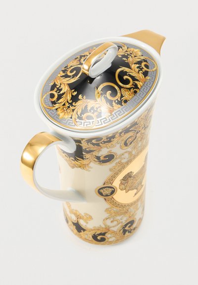 Ψηλό τσαγιερό πορσελάνης με χρυσή λαβή και καπάκι, διακοσμημένο με περίτεχνα μαύρα και χρυσά μπαρόκ σχέδια και ένα κεντρικό έμβλημα στο σώμα.