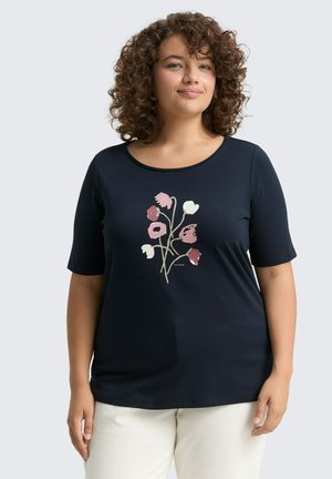 T-shirt à manches courtes navy en tissu doux, arborant un motif floral avec des fleurs roses et blanches sur le devant, encolure arrondie et coupe décontractée.