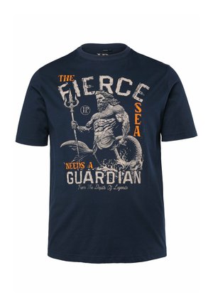 T-shirt marine avec triton musclé tenant un trident, texte "La mer féroce a besoin d'un gardien" en lettres blanches et orange usées.