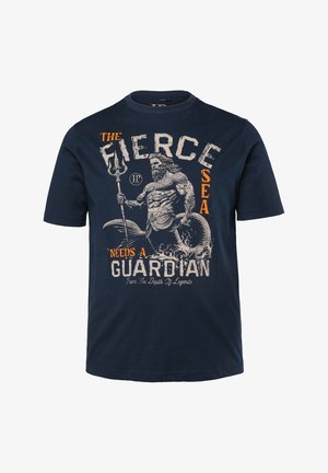 Camiseta azul marino con un tritón musculoso sosteniendo un tridente, texto "El fiero mar necesita un guardián" en letras desgastadas blancas y naranjas.