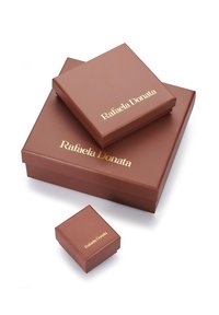 Set von drei braunen Geschenkkartons mit glatter Oberfläche, geprägt mit goldener Schrift "Rafaela Donata" auf der Oberseite. Verschiedene Größen, quadratische Form.