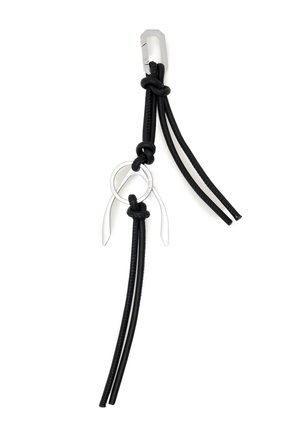 Kulcstartó ezüst kapoccsal, két ezüst gyűrűvel és fekete bőrszíjakkal, melyeket a gyűrűkön átcsomóztak, fehér háttéren bemutatva.