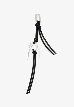 Nøglering med sølvklips, to sølvringe og sorte lædersnore, der er knyttet gennem ringene, vist på en hvid baggrund.