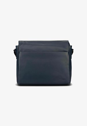 Sac messager en cuir bleu marine avec une texture lisse, rabat avant et bandoulière réglable. Présente un logo discret dans le coin inférieur.