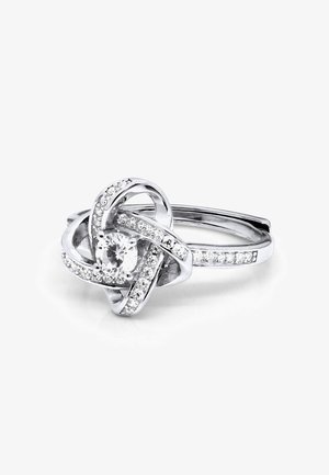 Bague en argent avec un diamant rond central, design entrelacé présentant de petites pierres claires le long des anneaux, finition lisse et polie.
