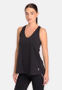 Melnā bezpiedurkņu tank topa ar dziļu V veida kakla izgriezumu, kas izgatavots no gludas auduma. Satur mazu baltu logotipu apakšmalā un minimālisma dizainu.