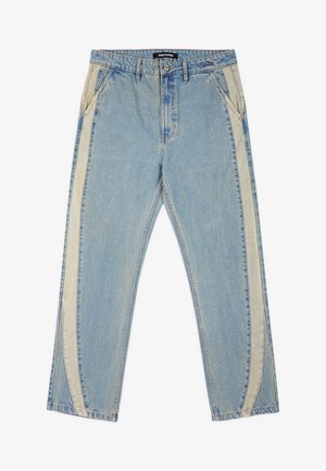 Jean en denim bleu clair avec une coupe décontractée, présentant des panneaux latéraux beiges contrastants, cinq poches et une fermeture à bouton.