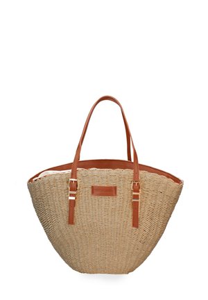 Geweven stro tote tas met bruine leren handgrepen en afwerking, voorzien van verstelbare gespbandjes en een klein rechthoekig leren logopatch.