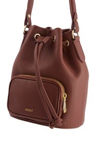 Brun läderhinkväska med framfack med dragkedja, snörningsstängning och detaljer i guldton.