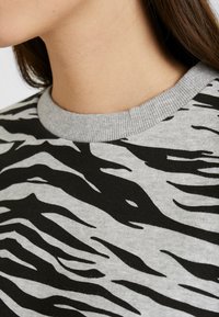 Urban Classics LADIES TIGER CREW - Camisola - grey
