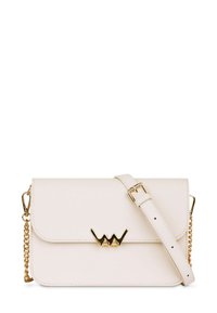 Bílá crossbody taška z umělé kůže, zlaté kovové detaily, klopový uzávěr, popruh s řetízkem a výrazný trojúhelníkový logotyp na přední straně.