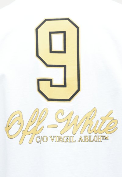 Μεγάλος χρυσός αριθμός 9 με μαύρο περίγραμμα πάνω από τη χρυσή καλλιγραφική λέξη "Off-White" και μικρότερο κείμενο "c/o Virgil Abloh" σε λευκό φόντο υφάσματος.