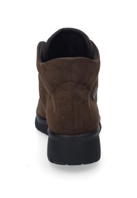 Hnědé sukně kotníkové boty s černou gumovou podrážkou, zdobené švy a s elegantním designem. Žádné viditelné kovové prvky ani ozdoby.