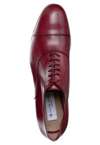Chaussure Oxford en cuir bordeaux poli pour homme, à laçage fermé et bout droit, vue de dessus.