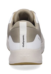Leichte Sneaker in Beige und Weiß, mit einem strukturierten Obermaterial, gepolstertem Kragen, kontrastierenden Etikettenakzenten und einer flexiblen Gummisohle.