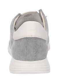 Baskets en tissu gris avec des accents blancs. Comprend un bout rond, une partie supérieure texturée et une languette à l'arrière. Semelle extérieure en caoutchouc flexible.