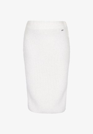 Biała, prążkowana spódnica ołówkowa z wąskim paskiem w talii i małą czarną metką blisko górnej krawędzi.